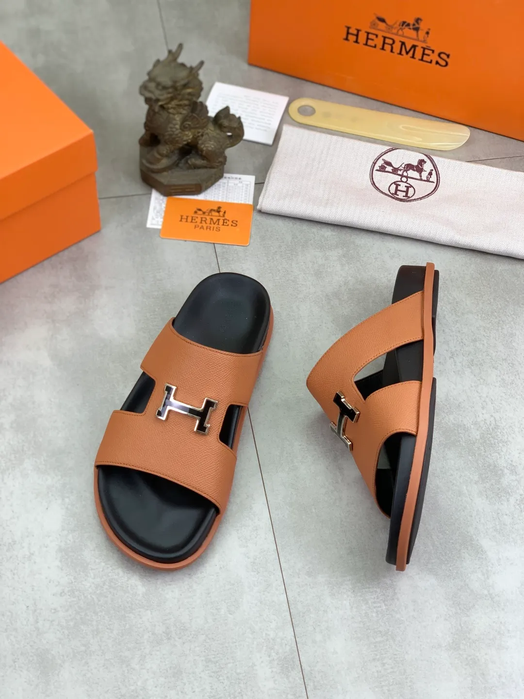 Men's shoes 💰P440 New [HERMES] high-end quality new Hermès slippers, made of imported calfskin, wear-resistant and non-slip rubber outsole. Fashionable and elegant code number: 39-44 (38 45 46 customized)